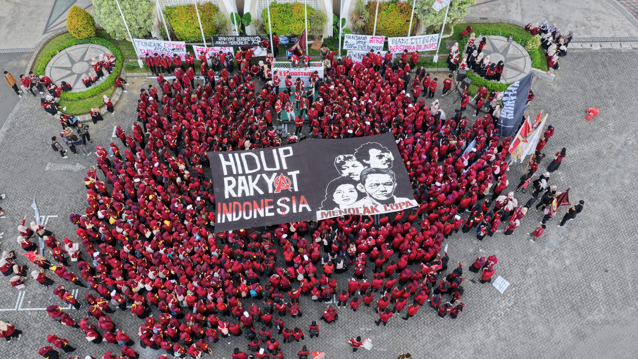 Lewat Mimbar Bebas, Mahasiswa Baru UMSurabaya Kritik Kinerja Pemerintah Hari ini